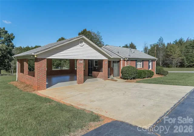 Photo 3 of Single family home for sale at 5271 Harris Farm Rd, Hickory, NC 28602 | MLS# 4423168 | Listing updated on 2026-10-18
