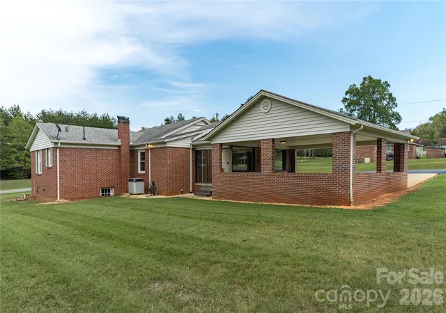 Photo 4 of Single family home for sale at 5271 Harris Farm Rd, Hickory, NC 28602 | MLS# 4423168 | Listing updated on 2026-09-12