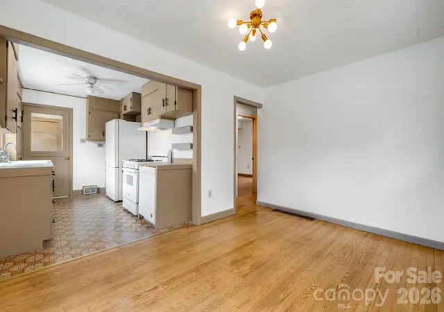 Photo 4 of Single family home for sale at 22 Jarrett St, Asheville, NC 28806 | MLS# 4423202 | Listing updated on 2026-09-29