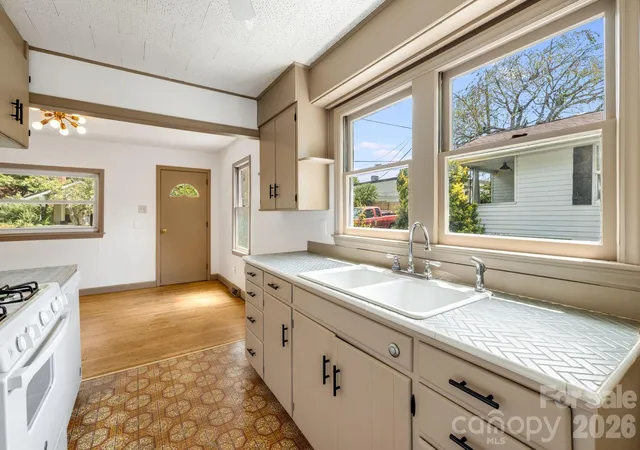 Photo 3 of Single family home for sale at 22 Jarrett St, Asheville, NC 28806 | MLS# 4423202 | Listing updated on 2026-09-29