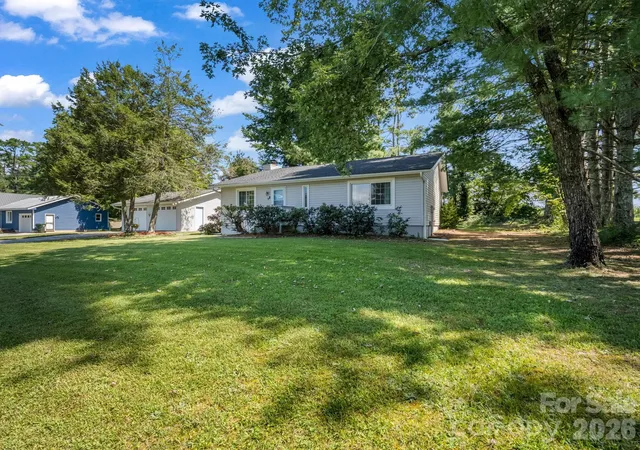 Photo 2 of Single family home for sale at 3 Apple Blossom Ln, Hendersonville, NC 28792 | MLS# 4423233 | Listing updated on 2026-09-12