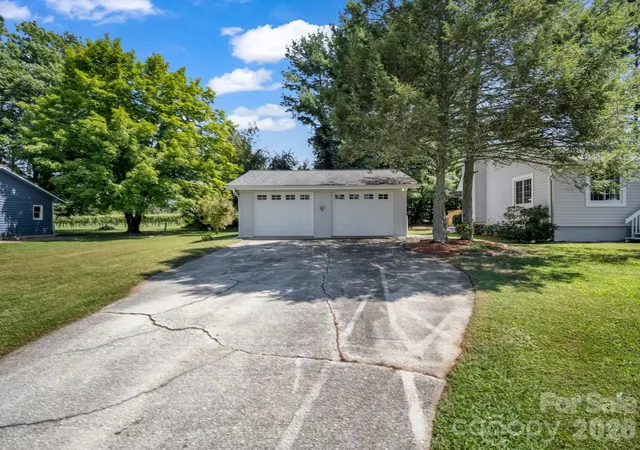 Photo 4 of Single family home for sale at 3 Apple Blossom Ln, Hendersonville, NC 28792 | MLS# 4423233 | Listing updated on 2026-09-12