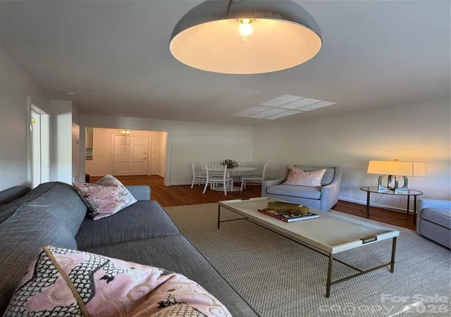 Listing Photo 5 - Condo for sale in building located at 105 S Laurel Ave, Charlotte, NC 28207 - Unit #92B