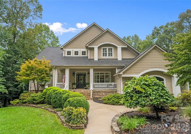 Photo 3 of Sale Pending at 1637 Olmsted Dr, Asheville, NC 28803 | MLS# 4423274 | Listing updated on 2026-09-29