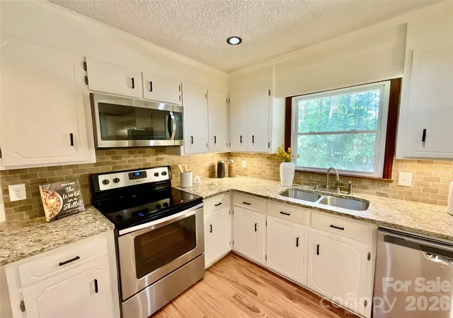 Photo 3 of Single family home for sale at 9500 Harvest Ln, Davidson, NC 28036 | MLS# 4423283 | Listing updated on 2026-09-19