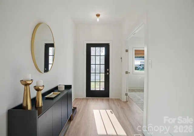 Photo 4 of Single family home for sale at 526 Seldon Dr, Charlotte, NC 28216 | MLS# 4423284 | Listing updated on 2026-09-24