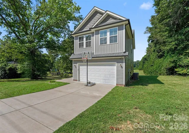 Photo 1 of Single family home for sale at 815 Sunset Dr, Salisbury, NC 28147 | MLS# 4423286 | Listing updated on 2026-09-16