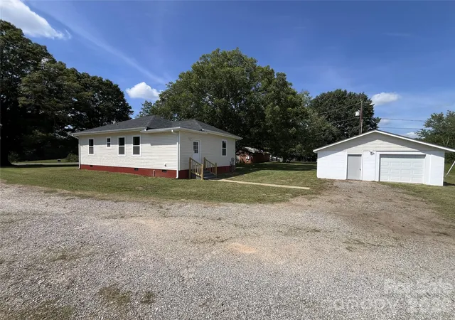 Photo 4 of Single family home for sale at 6270 Nc 16 Hwy N, Conover, NC 28613 | MLS# 4423355 | Listing updated on 2026-10-14
