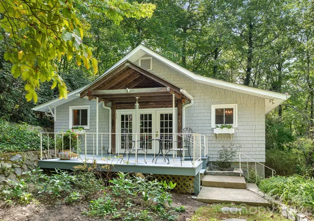 Photo 2 of Single family home for sale at 240 Seneca Blvd, Hendersonville, NC 28739 | MLS# 4423384 | Listing updated on 2026-09-27