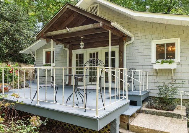 Photo 3 of Single family home for sale at 240 Seneca Blvd, Hendersonville, NC 28739 | MLS# 4423384 | Listing updated on 2026-09-27