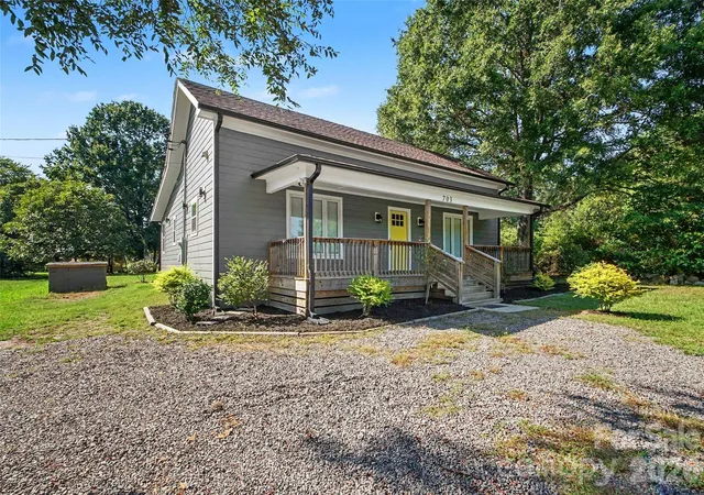Photo 3 of Single family home for sale at 703 N Enochville Ave, Kannapolis, NC 28081 | MLS# 4423409 | Listing updated on 2026-09-23