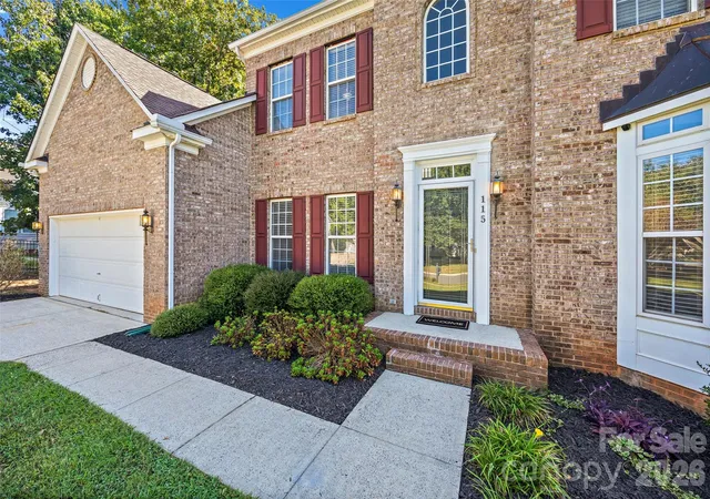 Photo 2 of Single family home for sale at 115 Doby Crk Ct, Fort Mill, SC 29715 | MLS# 4423429 | Listing updated on 2026-09-22