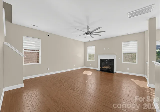 Photo 4 of Single family home for sale at 284 Oakbourne Ln, Rock Hill, SC 29732 | MLS# 4423457 | Listing updated on 2026-10-16
