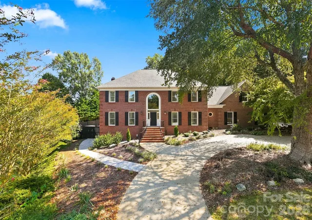Photo 2 of Single family home for sale at 555 19th Avenue Ln Nw, Hickory, NC 28601 | MLS# 4423464 | Listing updated on 2026-09-12