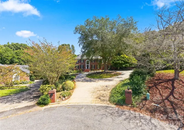 Photo 3 of Single family home for sale at 555 19th Avenue Ln Nw, Hickory, NC 28601 | MLS# 4423464 | Listing updated on 2026-09-22