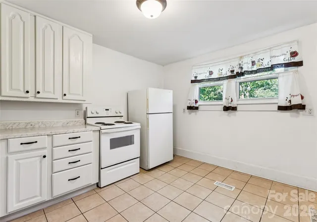 Photo 3 of Single family home for sale at 402 York Ave, Kannapolis, NC 28083 | MLS# 4423483 | Listing updated on 2026-09-13