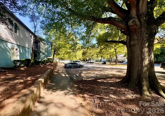 Listing Photo 2 - Condo for sale in building located at 1905 Meadowlark Ln, Charlotte, NC 28210 - Unit #32
