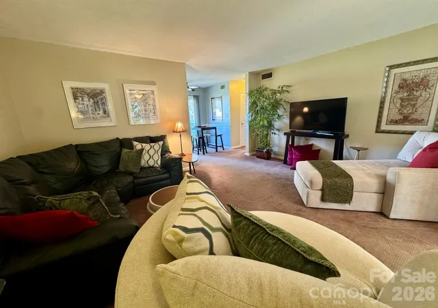 Listing Photo 4 - Condo for sale in building located at 1905 Meadowlark Ln, Charlotte, NC 28210 - Unit #32