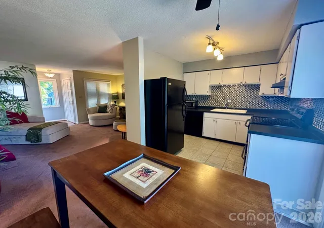 Listing Photo 5 - Condo for sale in building located at 1905 Meadowlark Ln, Charlotte, NC 28210 - Unit #32