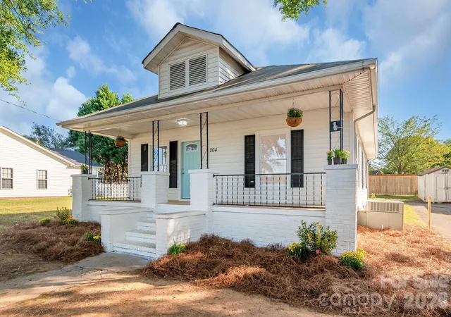 Photo 1 of Single family home for sale at 204 Pleasant St, Belmont, NC 28012 | MLS# 4423492 | Listing updated on 2026-10-07