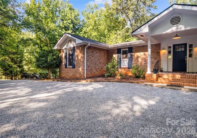 Photo 3 of Single family home for sale at 1137 Mountain Laurel Dr, Columbus, NC 28722 | MLS# 4423515 | Listing updated on 2026-09-12