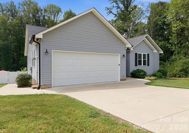 Photo 3 of Single family home for sale at 218 S Cleo Ave, Salisbury, NC 28146 | MLS# 4423536 | Listing updated on 2026-09-12