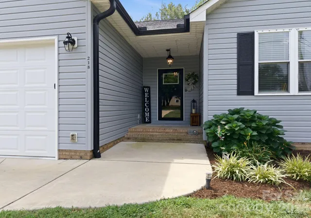 Photo 4 of Single family home for sale at 218 S Cleo Ave, Salisbury, NC 28146 | MLS# 4423536 | Listing updated on 2026-09-12