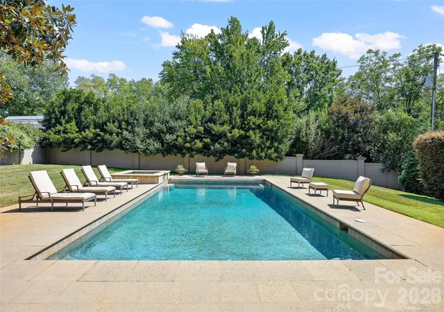 Photo 3 of Single family home for sale at 925 Harvard Pl, Charlotte, NC 28207 | MLS# 4423557 | Listing updated on 2026-09-17