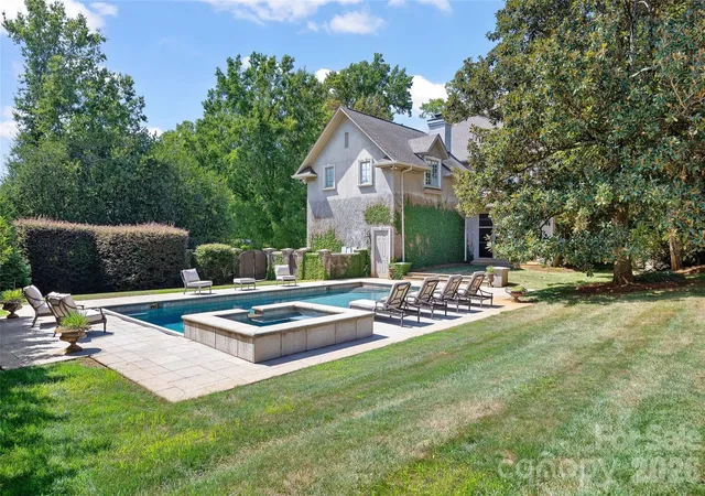 Photo 4 of Single family home for sale at 925 Harvard Pl, Charlotte, NC 28207 | MLS# 4423557 | Listing updated on 2026-09-17