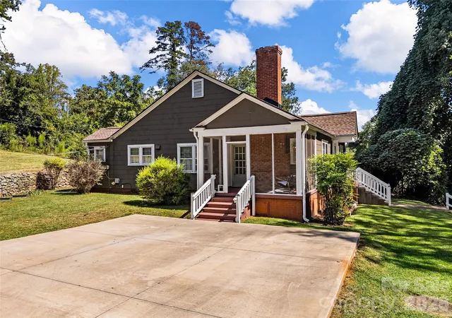 Photo 2 of Single family home for sale at 130 School Dr, Spartanburg, SC 29301 | MLS# 4423594 | Listing updated on 2026-09-13
