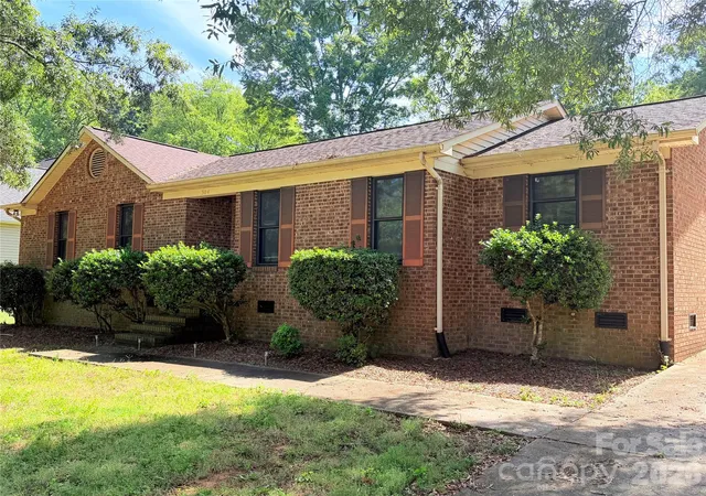 Photo 2 of Single family home for sale at 304 Plaza Dr, Harrisburg, NC 28075 | MLS# 4423605 | Listing updated on 2026-09-28