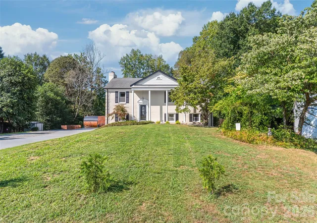 Photo 2 of Single family home for sale at 610 Ridgeway Dr, Belmont, NC 28012 | MLS# 4423628 | Listing updated on 2026-09-29