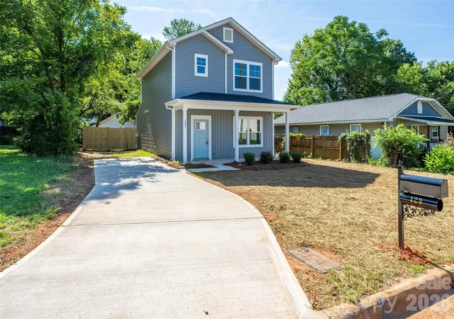 Photo 3 of Single family home for sale at 129 Broom St, Statesville, NC 28677 | MLS# 4423629 | Listing updated on 2026-09-15