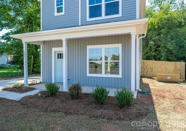 Photo 3 of Single family home for sale at 129 Broom St, Statesville, NC 28677 | MLS# 4423629 | Listing updated on 2026-09-15