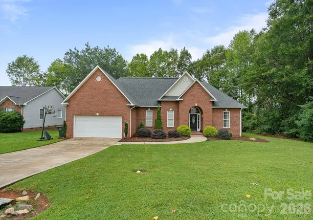 Photo 1 of Single family home for sale at 2925 24th Street Dr Ne, Hickory, NC 28601 | MLS# 4423631 | Listing updated on 2026-09-13
