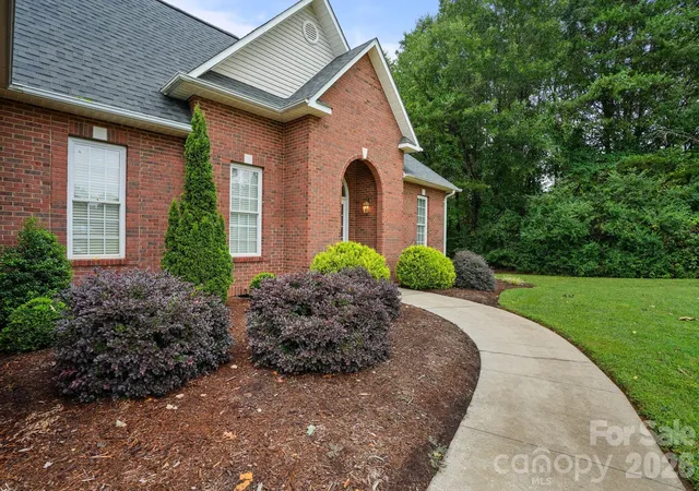 Photo 3 of Single family home for sale at 2925 24th Street Dr NE, Hickory, NC 28601 | MLS# 4423631 | Listing updated on 2026-09-13