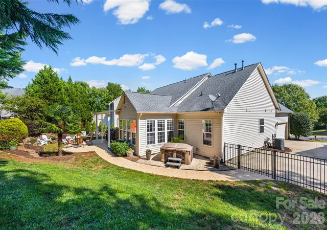 Photo 2 of Single family home for sale at 306 Drake Park Ave, Fort Mill, SC 29708 | MLS# 4423650 | Listing updated on 2026-09-26