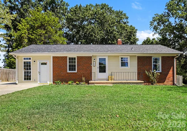 Photo 2 of Single family home for sale at 105 Marine Dr, Pineville, NC 28134 | MLS# 4423680 | Listing updated on 2026-09-13