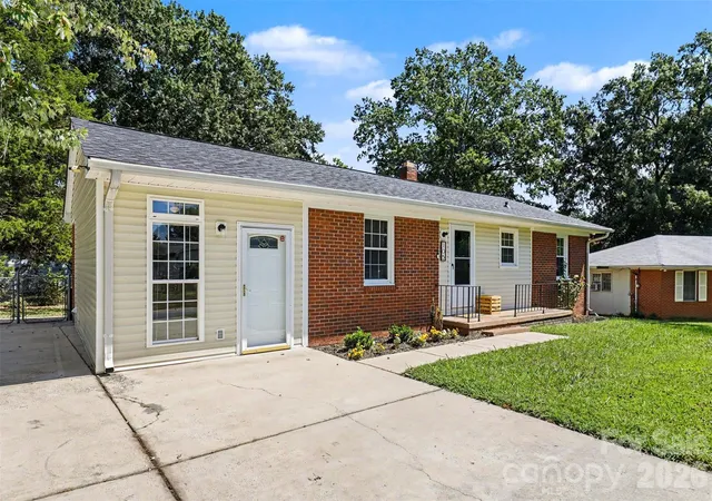 Photo 4 of Single family home for sale at 105 Marine Dr, Pineville, NC 28134 | MLS# 4423680 | Listing updated on 2026-09-13