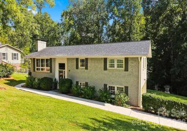 Photo 1 of Single family home for sale at 89 Lakemont Park Rd, Hickory, NC 28601 | MLS# 4423696 | Listing updated on 2026-09-16