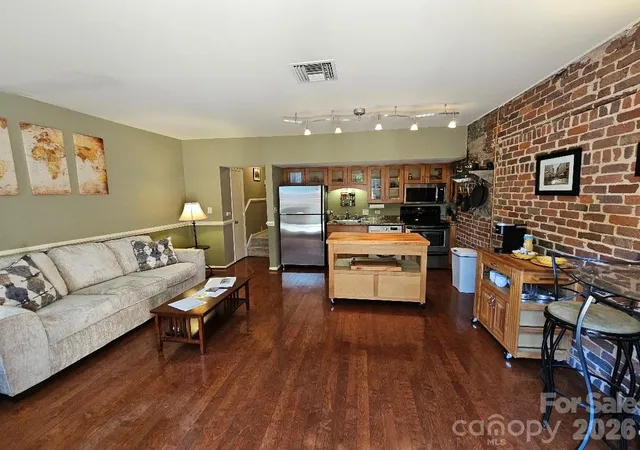 Photo 3 of Single family home for sale at 229 N Poplar St #3, Charlotte, NC 28202 | MLS# 4423707 | Listing updated on 2026-09-25