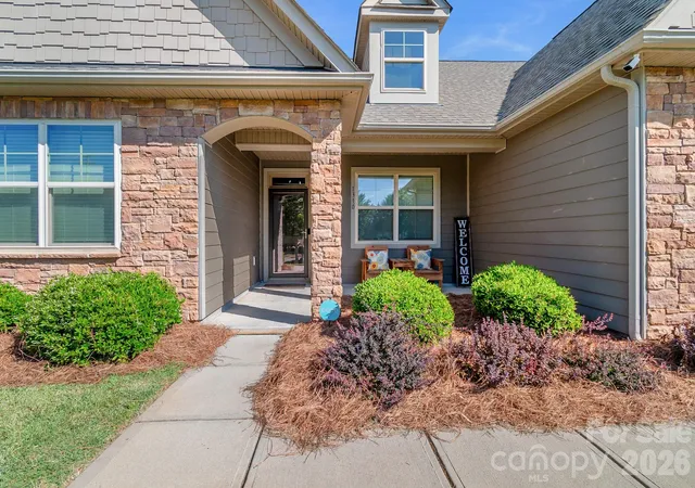 Photo 2 of Single family home for sale at 1310 Robinson Oaks Dr, Gastonia, NC 28054 | MLS# 4423733 | Listing updated on 2026-09-12