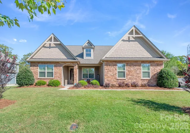 Photo 3 of Single family home for sale at 1310 Robinson Oaks Dr, Gastonia, NC 28054 | MLS# 4423733 | Listing updated on 2026-09-12