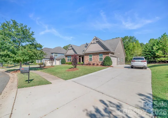 Photo 4 of Single family home for sale at 1310 Robinson Oaks Dr, Gastonia, NC 28054 | MLS# 4423733 | Listing updated on 2026-09-12