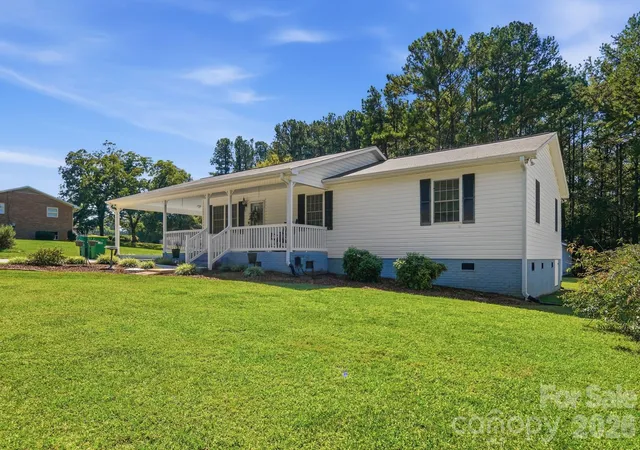 Photo 3 of Single family home for sale at 1037 Cross Crk Dr, Oakboro, NC 28129 | MLS# 4423754 | Listing updated on 2026-10-05