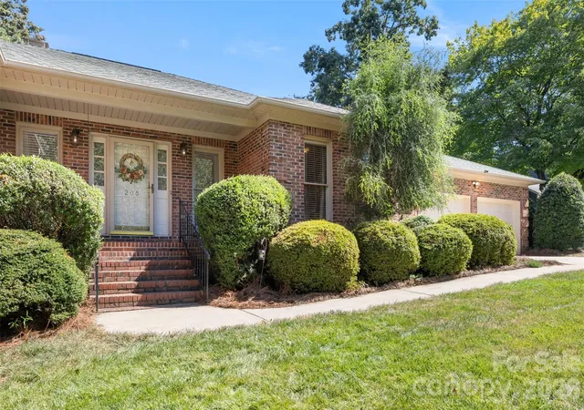 Photo 3 of Single family home for sale at 206 Woodridge Dr, Belmont, NC 28012 | MLS# 4423784 | Listing updated on 2026-09-19