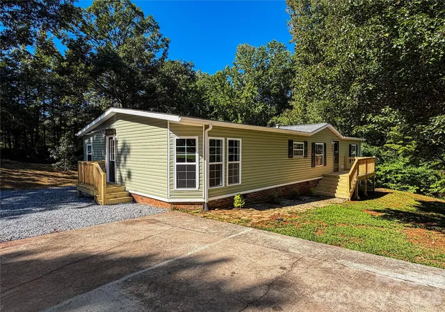 Photo 2 of Single family home for sale at 3363 Stony Brk Cir, Newton, NC 28658 | MLS# 4423827 | Listing updated on 2026-09-21