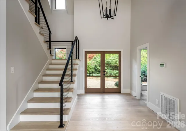 Photo 3 of Single family home for sale at 5 Meadow Ridge Dr, Asheville, NC 28804 | MLS# 4423846 | Listing updated on 2026-10-08