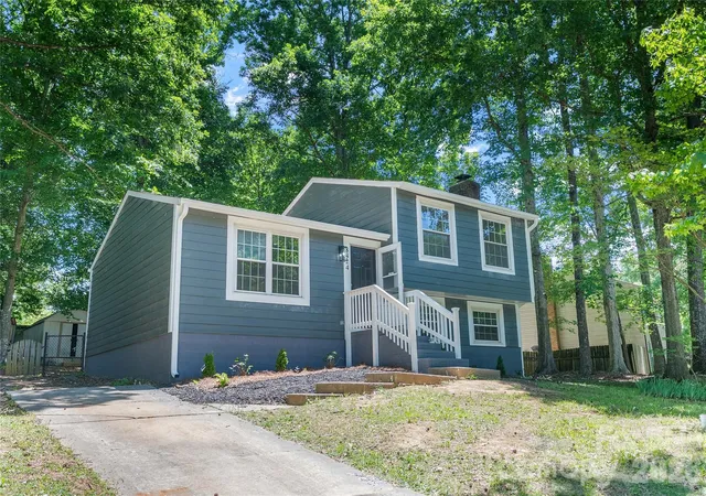 Photo 3 of Single family home for sale at 8424 Othello Pl, Charlotte, NC 28227 | MLS# 4423888 | Listing updated on 2026-09-12