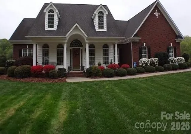 Photo 1 of Single family home for sale at 122 Upper Oak Dr, Statesville, NC 28625 | MLS# 4423893 | Listing updated on 2026-10-07